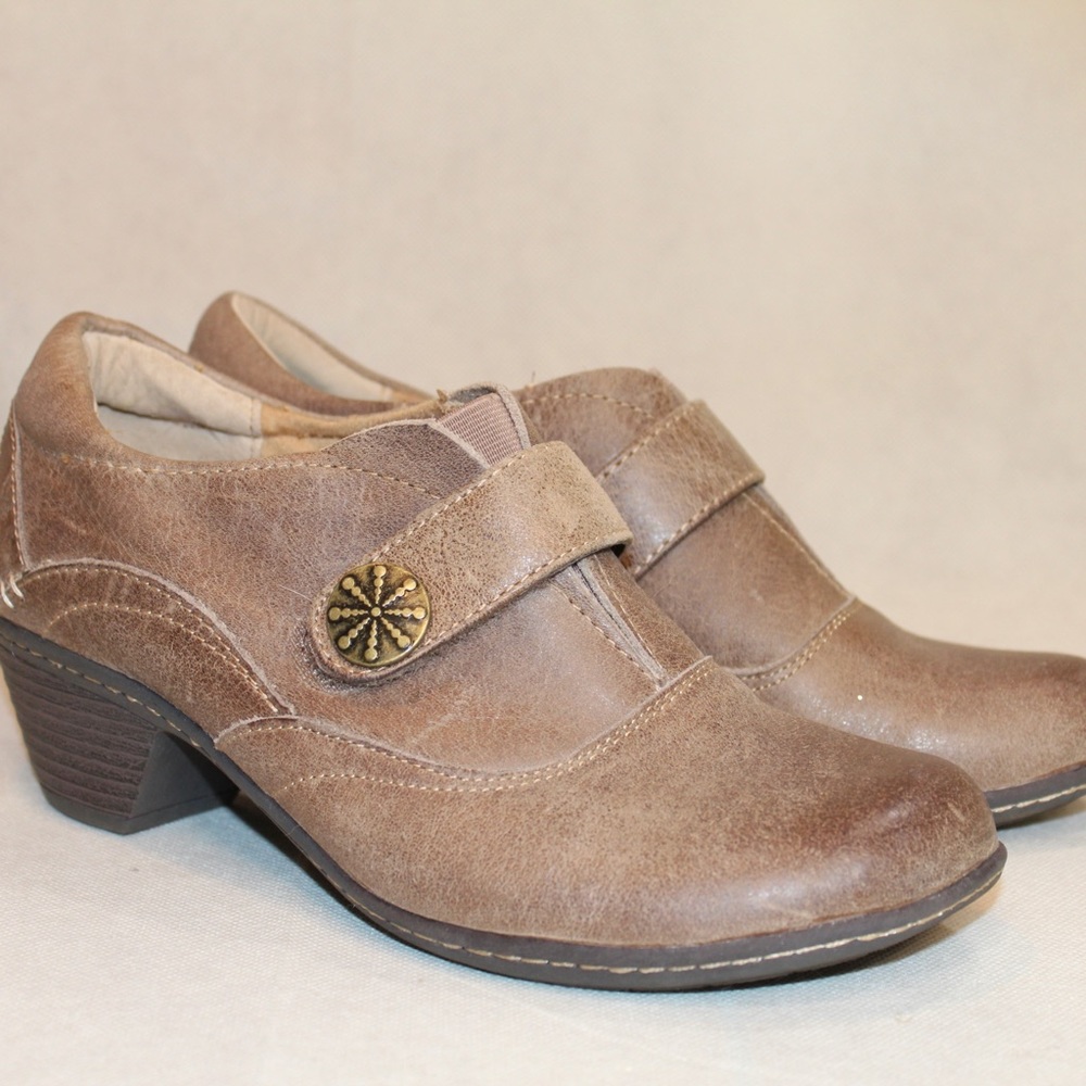 Softspots sparrow slip on leather shoes in size 7.5